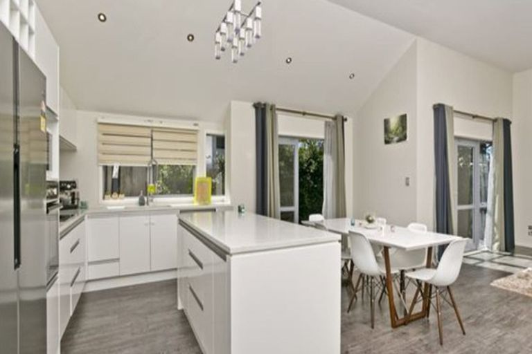 Photo of property in 1b Lynwood Road, New Lynn, Auckland, 0600