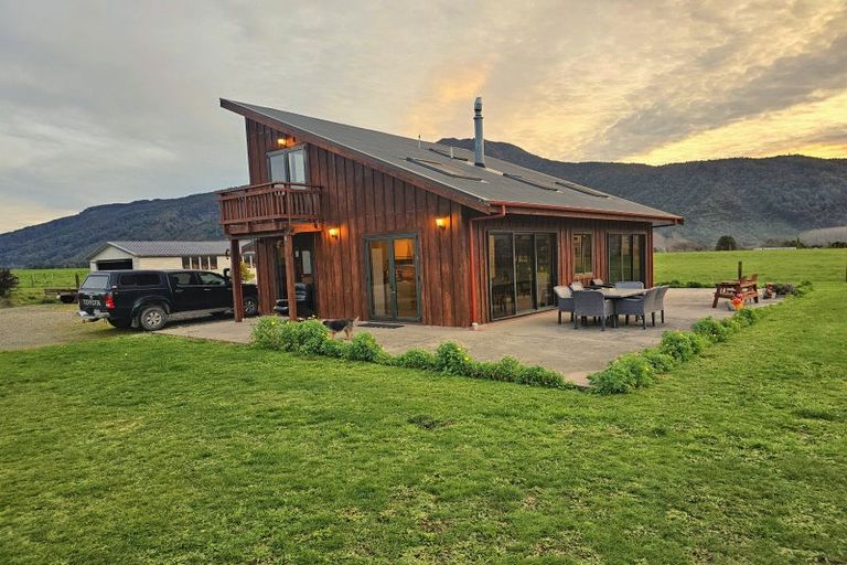 Photo of property in 72 Hotham Street, Murchison, 7007