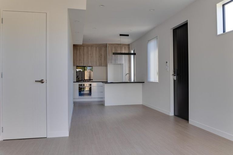 Photo of property in 4/21 Akoranga Drive, Northcote, Auckland, 0627