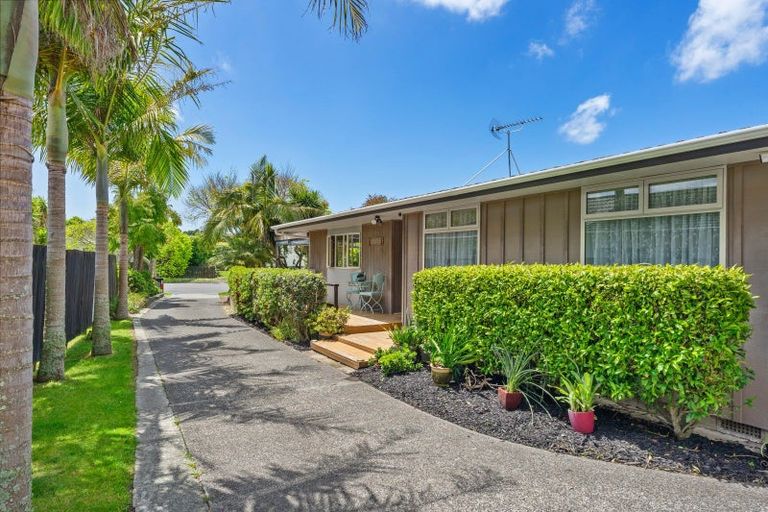 Photo of property in 12 Quo Vadis Place, Red Beach, 0932