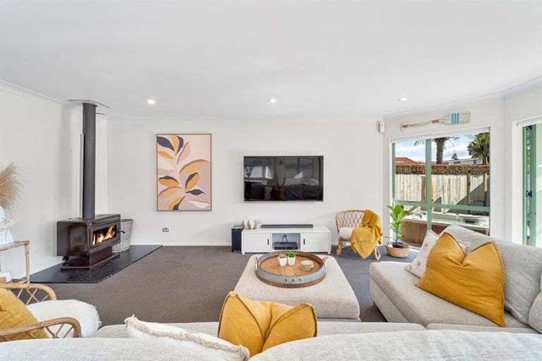 Photo of property in 43 Walton Street, Red Beach, 0932