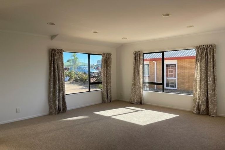 Photo of property in 18 Philomel Crescent, Bayswater, Auckland, 0622