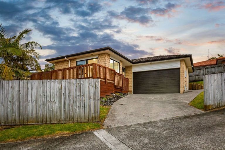 Photo of property in 15 Dovey Place, Massey, Auckland, 0614