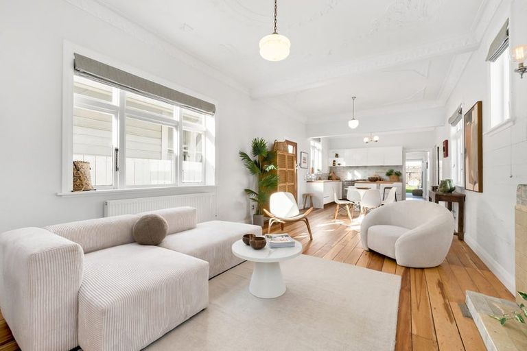 Photo of property in 187 Onepu Road, Lyall Bay, Wellington, 6022