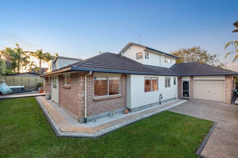 Photo of property in 12 English Oak Drive, Schnapper Rock, Auckland, 0632