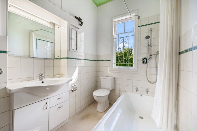 Photo of property in 3 Cambridge Terrace, Devonport, Auckland, 0624