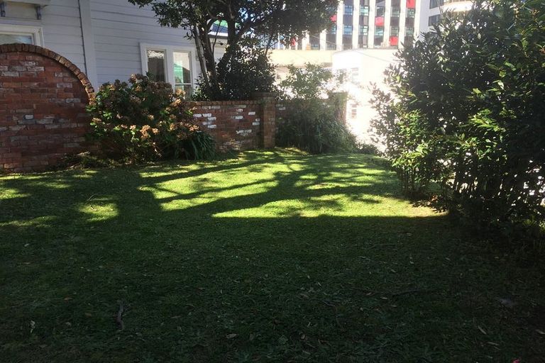 Photo of property in 17 Portland Crescent, Thorndon, Wellington, 6011