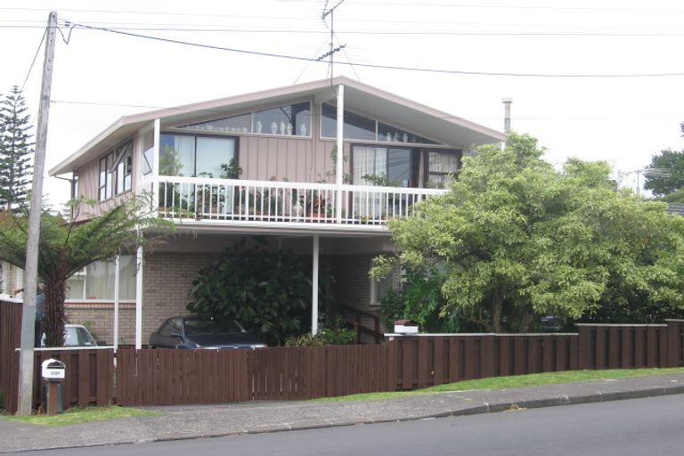 Photo of property in 1/27 Kaipatiki Road, Glenfield, Auckland, 0629