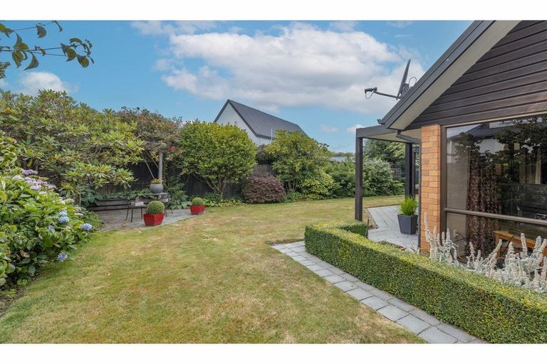 Photo of property in 35 Glenburn Place, Avonhead, Christchurch, 8042