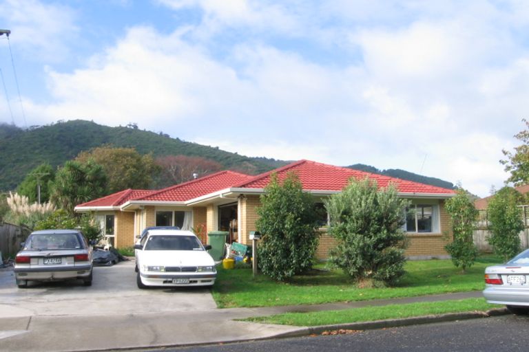 Photo of property in 17 Pehi Kupa Street, Waikanae, 5036