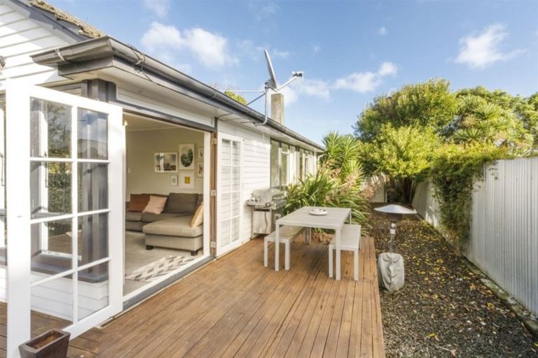 Photo of property in 4 Crewe Crescent, Hokowhitu, Palmerston North, 4410