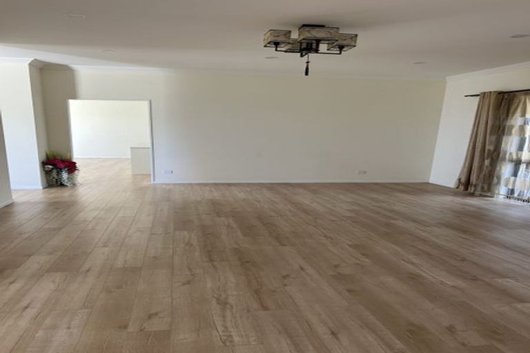 Photo of property in 12 Te Awa Place, Red Beach, 0932