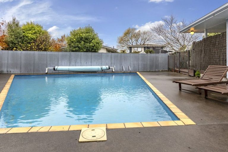 Photo of property in 17 Hillcrest Place, Avonhead, Christchurch, 8042