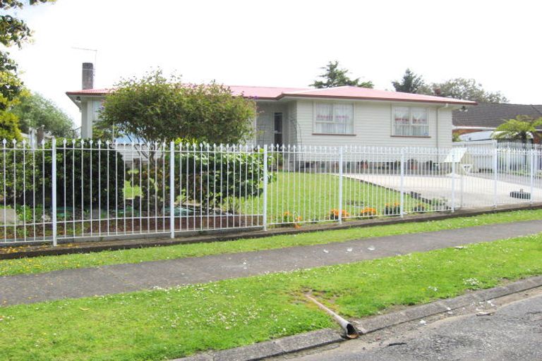 Photo of property in 16 Humphreys Place, Mangere, Auckland, 2022