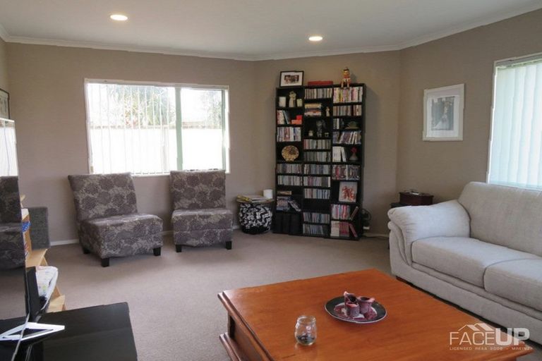 Photo of property in 22 Connemara Court, West Harbour, Auckland, 0618