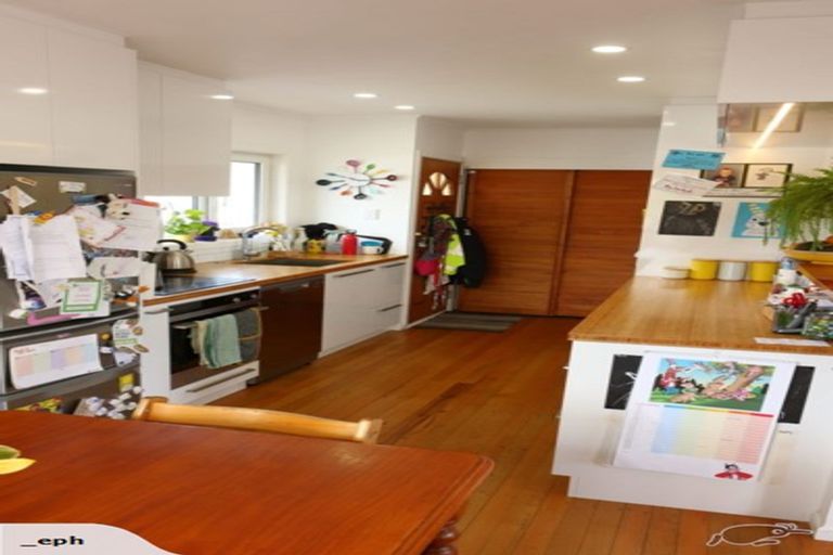 Photo of property in 8 Durham Street, Te Atatu Peninsula, Auckland, 0610