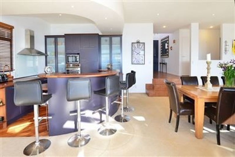 Photo of property in 102 Pacific Parade, Army Bay, Whangaparaoa, 0930