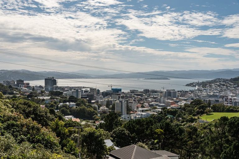 Photo of property in 74 Mortimer Terrace, Brooklyn, Wellington, 6021