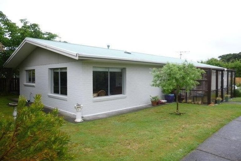 Photo of property in 8 Leybourne Avenue, Waikanae, 5036