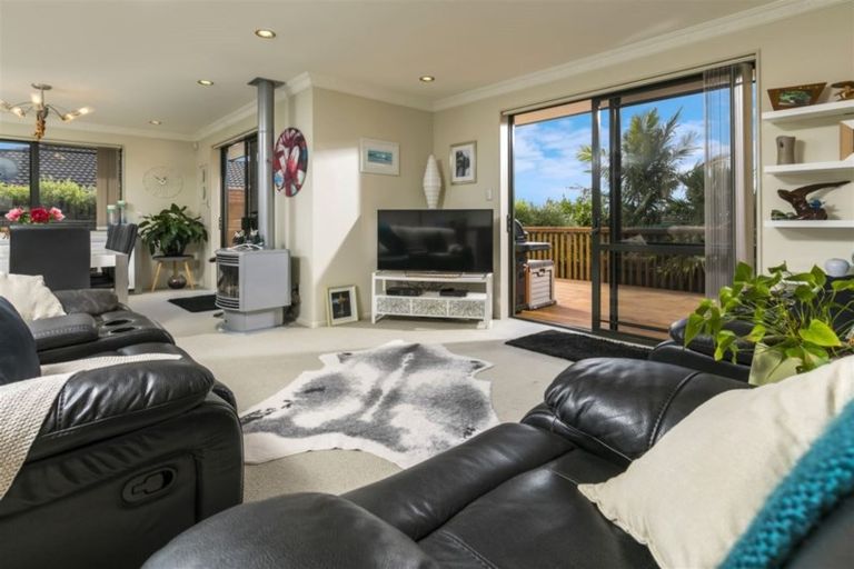 Photo of property in 33 Sapperton Drive, Henderson, Auckland, 0612