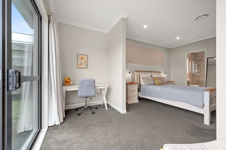 Photo of property in 2 Madden Avenue, Kumeu, 0810