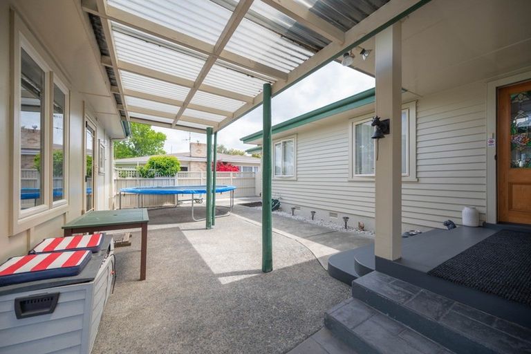 Photo of property in 1 Neeve Place, Taradale, Napier, 4112