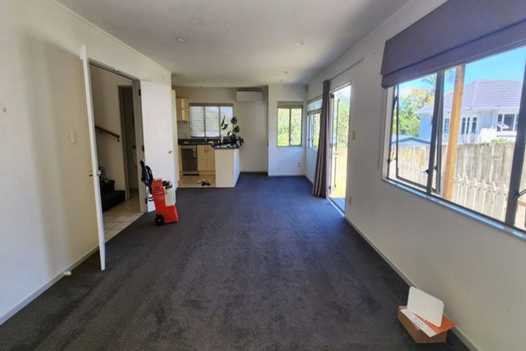 Photo of property in 1/302 Glenfield Road, Glenfield, Auckland, 0629