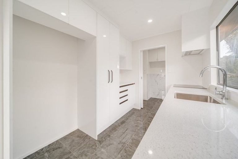 Photo of property in 2 Netherlands Avenue, Kelston, Auckland, 0602
