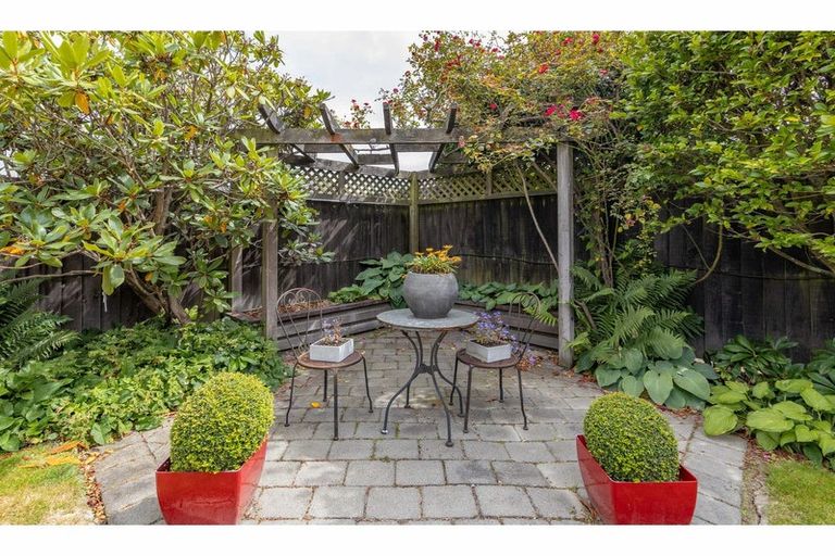 Photo of property in 35 Glenburn Place, Avonhead, Christchurch, 8042