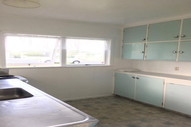 Photo of property in 32 Raleigh Road, Northcote, Auckland, 0627
