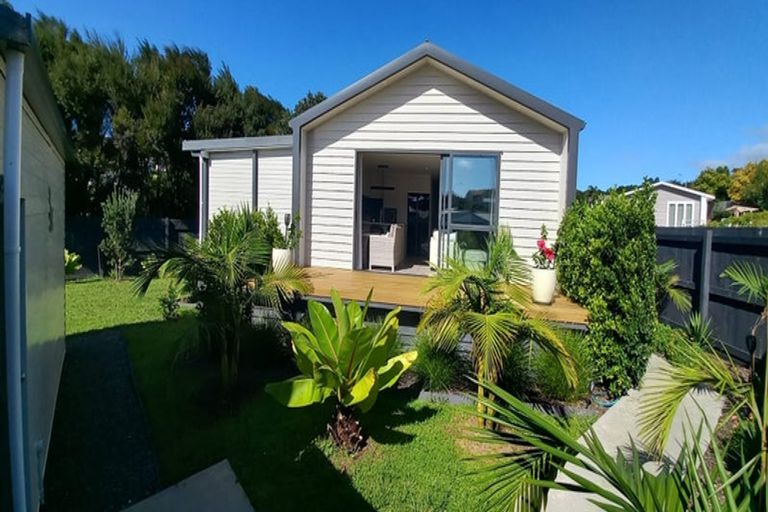 Photo of property in 2 Meenas Place, Cable Bay, 0420