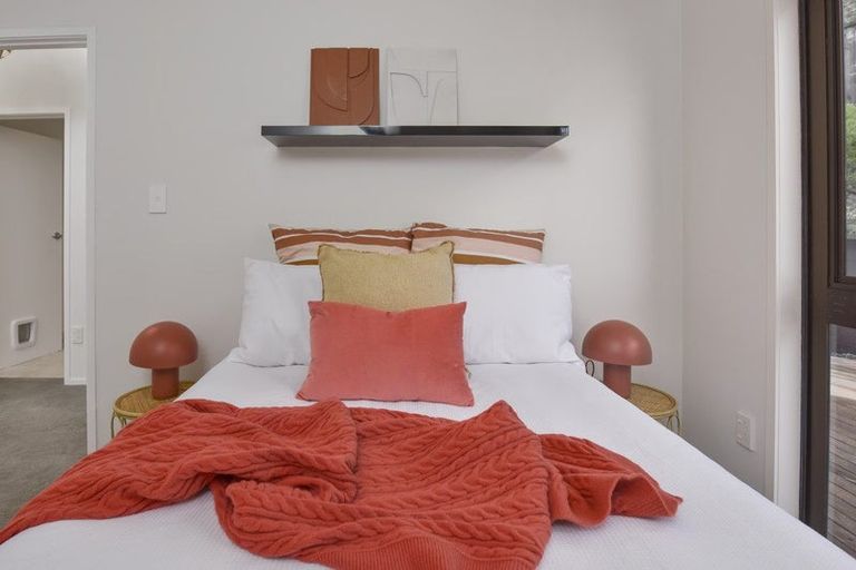 Photo of property in 2/24 Colonial Road, Birkenhead, Auckland, 0626