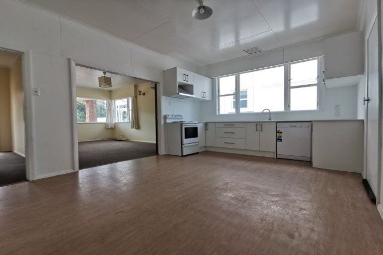 Photo of property in 5a Randwick Road, Northland, Wellington, 6012