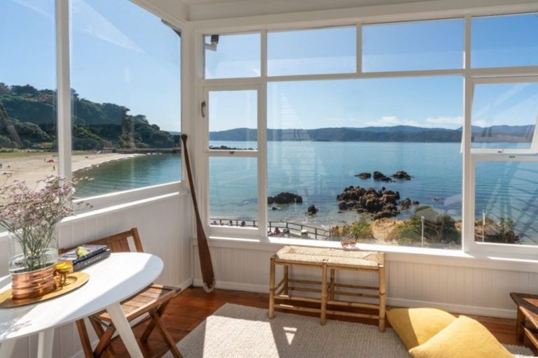 Photo of property in 495 Karaka Bay Road, Karaka Bays, Wellington, 6022