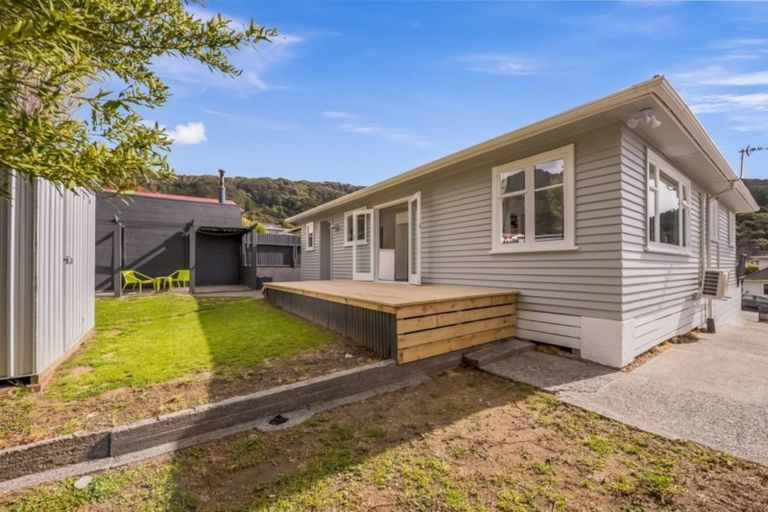 Photo of property in 15 Gardiner Grove, Wainuiomata, Lower Hutt, 5014