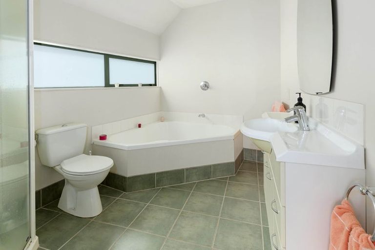 Photo of property in 14/19 Ocean View Road, Hillcrest, Auckland, 0627