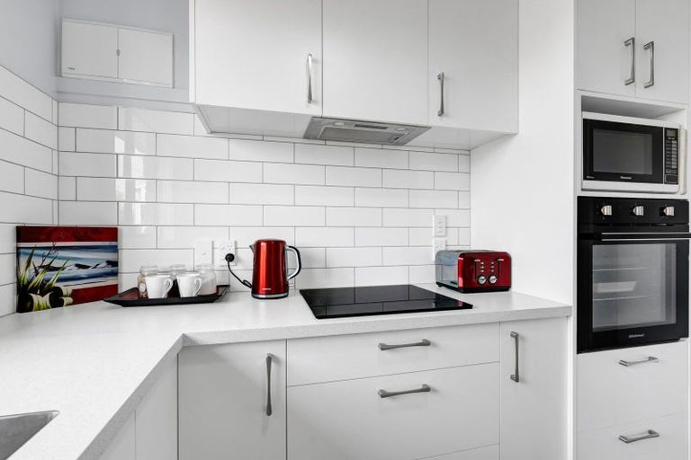 Photo of property in 19a Tukapa Street, Westown, New Plymouth, 4310