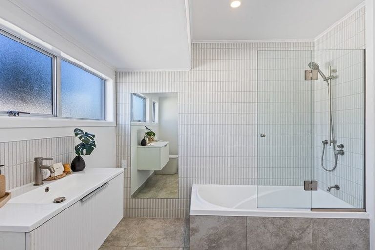 Photo of property in 17b Hamurana Place, Te Atatu Peninsula, Auckland, 0610