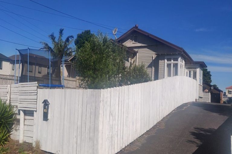 Photo of property in 118a Hutchinson Avenue, New Lynn, Auckland, 0600