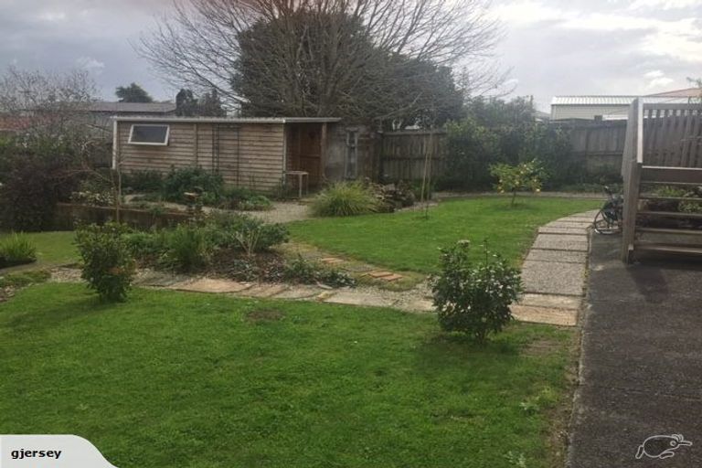 Photo of property in 10 Helga Crescent, Te Atatu Peninsula, Auckland, 0610