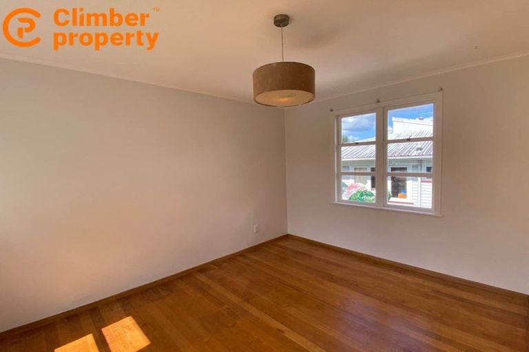 Photo of property in 8 Sherwood Avenue, Te Atatu South, Auckland, 0610