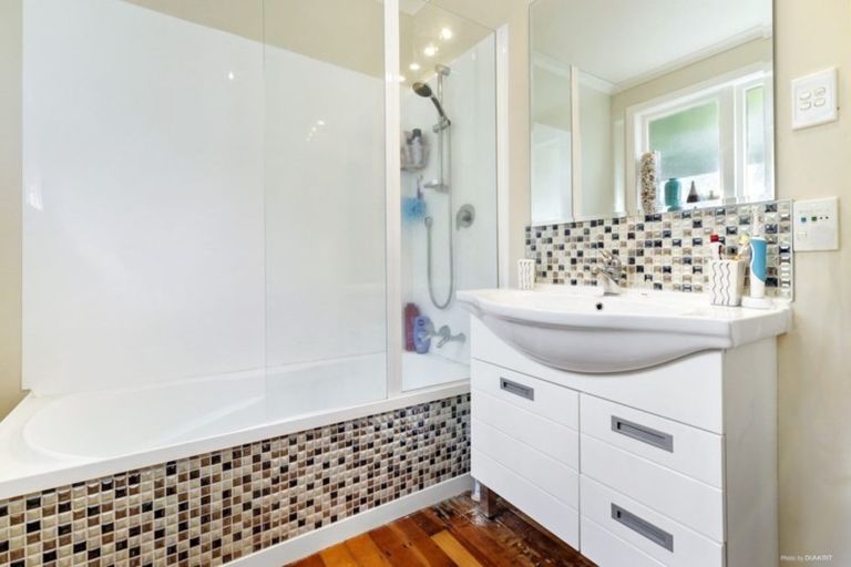 Photo of property in 137 Ruskin Road, Newlands, Wellington, 6037