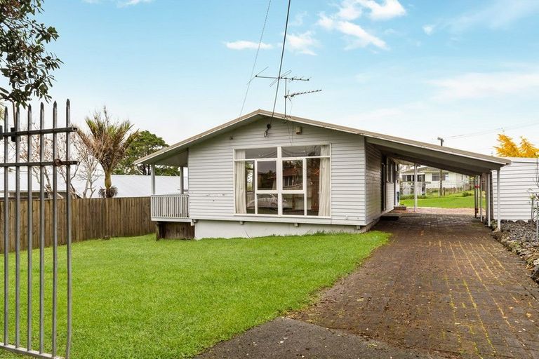 Photo of property in 1 Rickards Place, New Lynn, Auckland, 0600