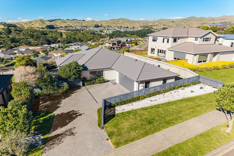 Photo of property in 5 Tongariro Drive, Aotea, Porirua, 5024