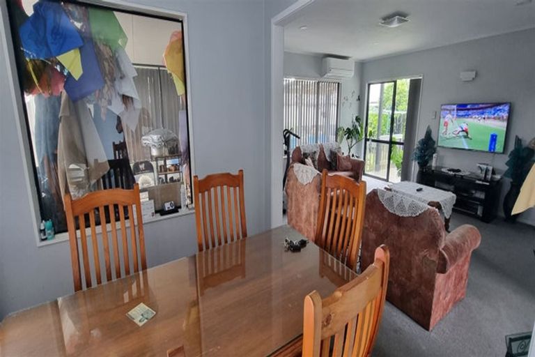 Photo of property in 8a Fruitvale Road, New Lynn, Auckland, 0600