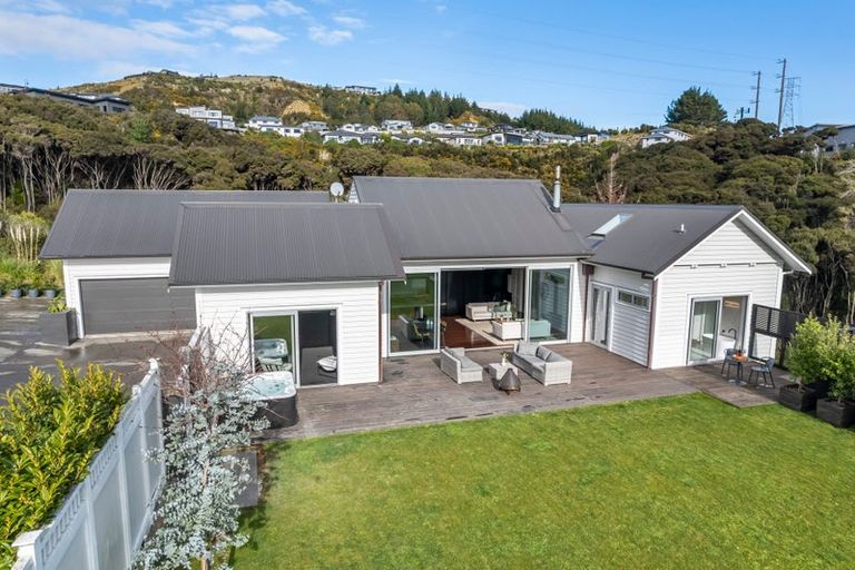 Photo of property in 5 Helm Place, Whitby, Porirua, 5024