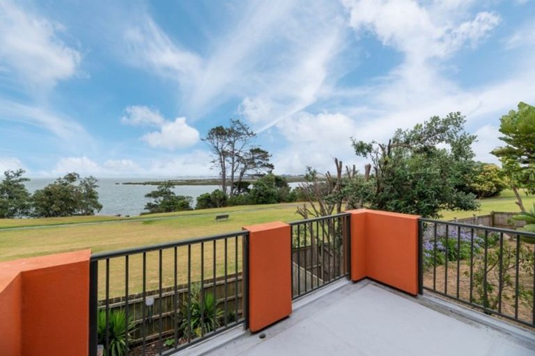 Photo of property in 21 Samara Place, Clendon Park, Auckland, 2103
