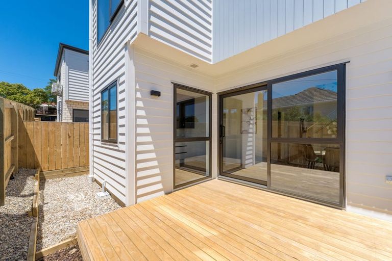 Photo of property in 21b Barron Drive, Green Bay, Auckland, 0604