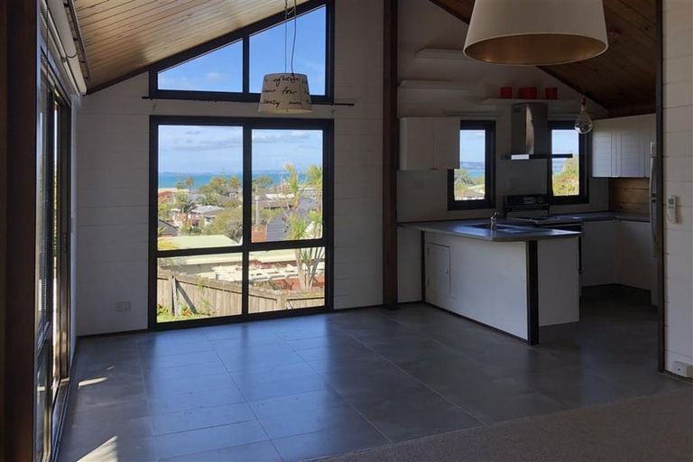 Photo of property in 2/124 Bucklands Beach Road, Bucklands Beach, Auckland, 2012