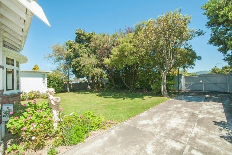 Photo of property in 24 Ludlam Crescent, Woburn, Lower Hutt, 5010